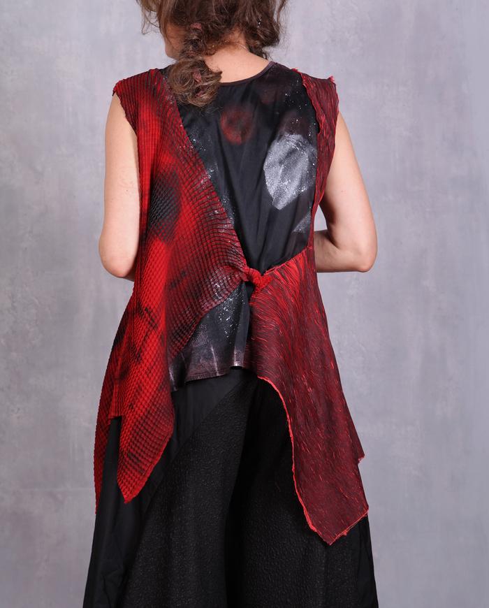 'boldly knotted' avant-garde sleeveless top