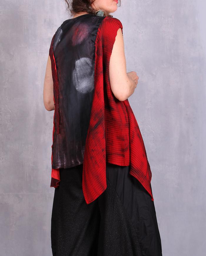 'boldly knotted' avant-garde sleeveless top