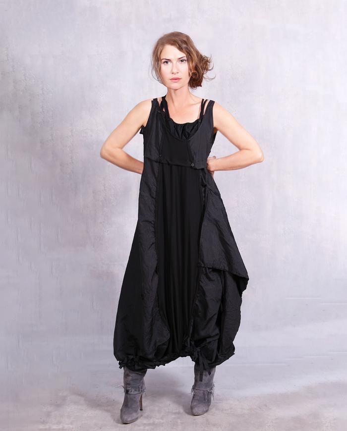 'it's cool and hot' detailed a-line black dress